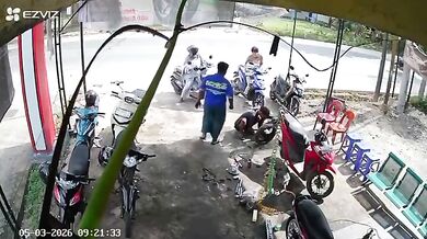 Motorkář vjel bez rozhlédnutí přímo pod kola auta