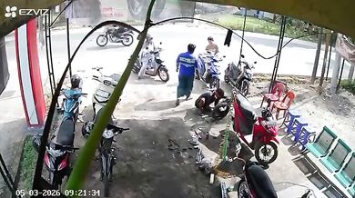 Motorkář vjel bez rozhlédnutí přímo pod kola auta