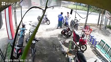 Motorkář vjel bez rozhlédnutí přímo pod kola auta