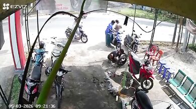 Motorkář vjel bez rozhlédnutí přímo pod kola auta