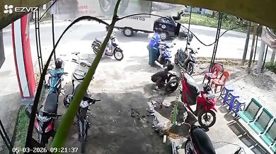 Motorkář vjel bez rozhlédnutí přímo pod kola auta