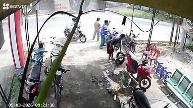 Motorkář vjel bez rozhlédnutí přímo pod kola auta