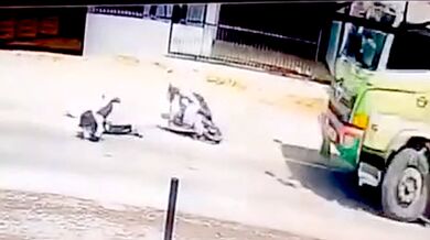 Pád skútraře před projíždějící cisternu