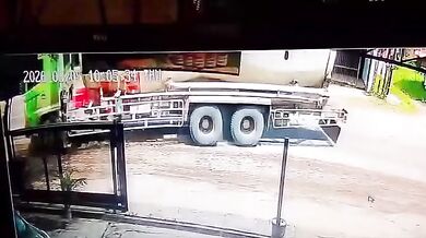 Pád skútraře před projíždějící cisternu