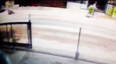 Pád skútraře před projíždějící cisternu