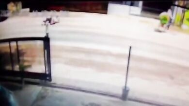 Pád skútraře před projíždějící cisternu