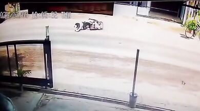 Pád skútraře před projíždějící cisternu