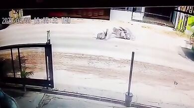 Pád skútraře před projíždějící cisternu