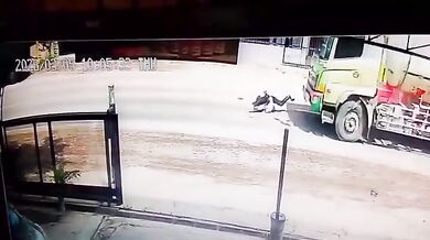 Pád skútraře před projíždějící cisternu