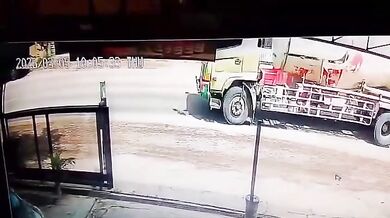 Pád skútraře před projíždějící cisternu