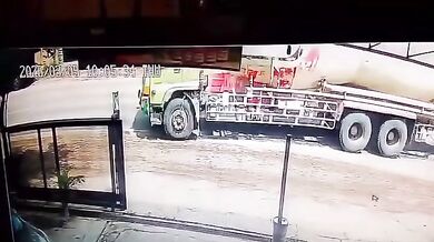 Pád skútraře před projíždějící cisternu