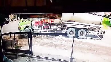 Pád skútraře před projíždějící cisternu