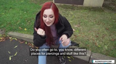 Hubená potetovaná zrzka šuká za prachy