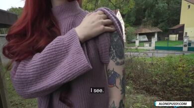 Hubená potetovaná zrzka šuká za prachy