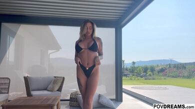 Sex na terase s potetovanou prsatou blondýnkou Michaelou Isizzu