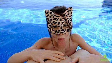 FirstBornUnicorn a její první venkovní šukání u bazénu