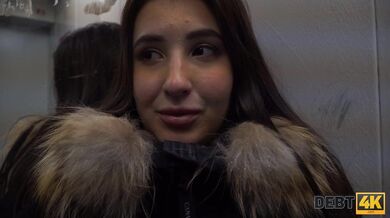 Sexy brunetka šuká exekutora