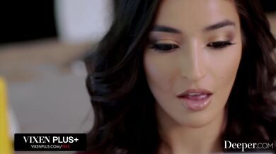 Emily ponižuje svého kluka tím že se nechá drsně ojet urostlým cizincem