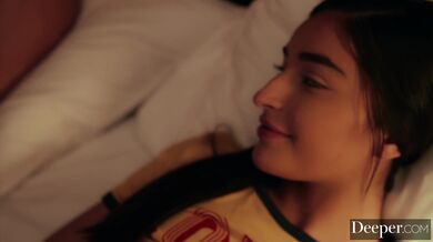 Emily ponižuje svého kluka tím že se nechá drsně ojet urostlým cizincem