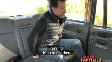 Tlustý čurák pořádně roztáhl těsnou píču v britském taxi během jízdy městem