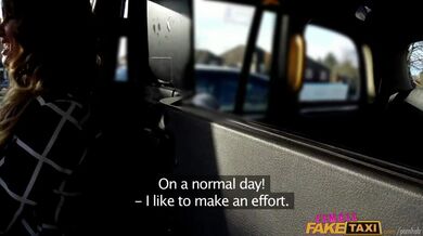 Tlustý čurák pořádně roztáhl těsnou píču v britském taxi během jízdy městem