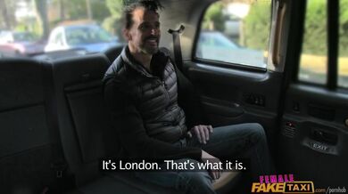 Tlustý čurák pořádně roztáhl těsnou píču v britském taxi během jízdy městem