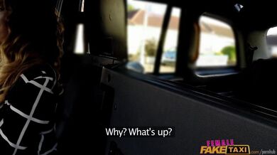 Tlustý čurák pořádně roztáhl těsnou píču v britském taxi během jízdy městem