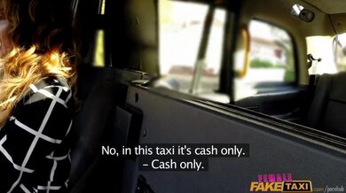 Tlustý čurák pořádně roztáhl těsnou píču v britském taxi během jízdy městem