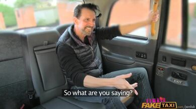 Tlustý čurák pořádně roztáhl těsnou píču v britském taxi během jízdy městem