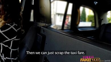 Tlustý čurák pořádně roztáhl těsnou píču v britském taxi během jízdy městem