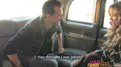 Tlustý čurák pořádně roztáhl těsnou píču v britském taxi během jízdy městem