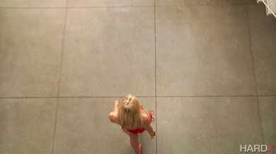 Scarlet Red miluje BBC