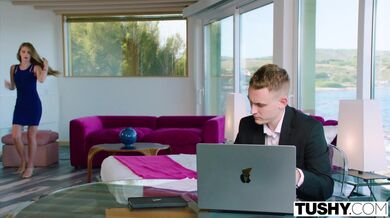 TUSHY - Ohromující Little Angel svádí asistenta svého sugar daddy