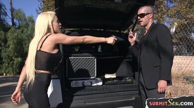 Svázaná a drsně análně ošukaná Luna Star