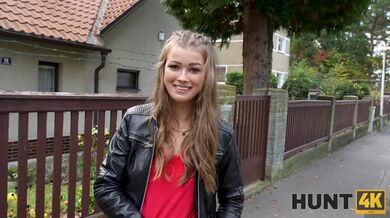 Šukání mladé dívky v jedoucím autě