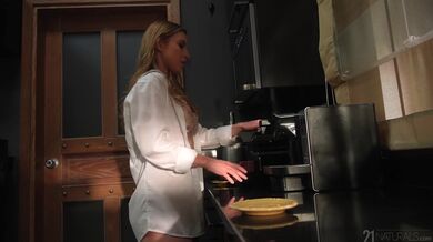 Ranní anální sex s manželkou v kuchyni