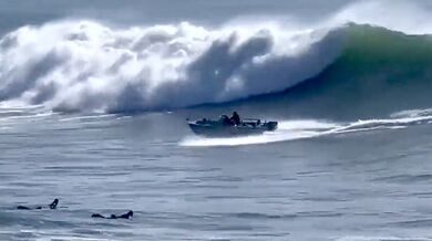 Loď se pokusila předjet velkou vlnu