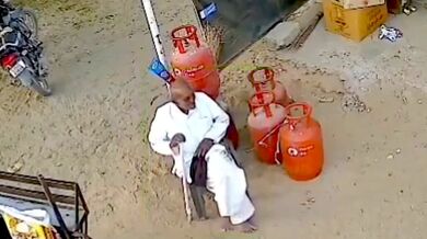 Seniora zranil střet s bojujícími býky