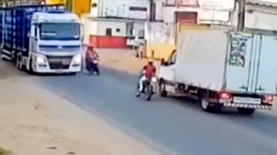 Kolize dvou motorkářů během předjíždění