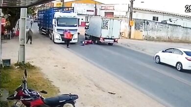 Kolize dvou motorkářů během předjíždění