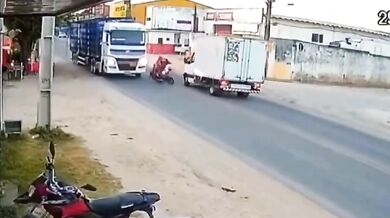 Kolize dvou motorkářů během předjíždění