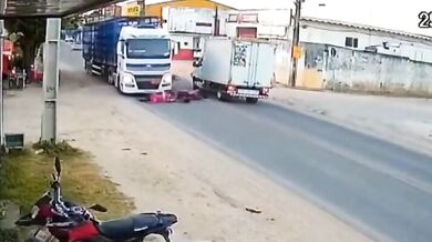 Kolize dvou motorkářů během předjíždění