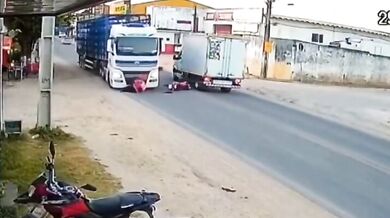 Kolize dvou motorkářů během předjíždění