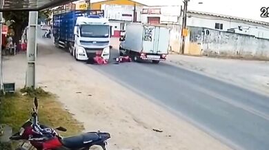 Kolize dvou motorkářů během předjíždění