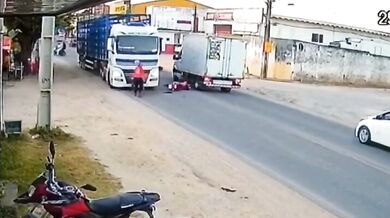 Kolize dvou motorkářů během předjíždění