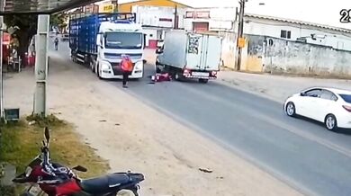 Kolize dvou motorkářů během předjíždění