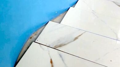 Přesné řezání obkladů u nerovných stěn pomocí jednoduché šablony