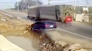 Předjíždění kamionu skončilo pádem aut do kanálu