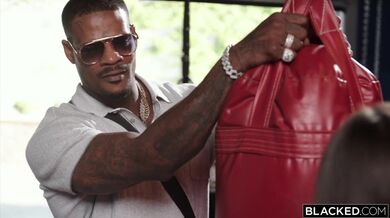 Fitness baba Kelsi Monroe si vezme v posilovně velkého černého ptáka Jasona Luva