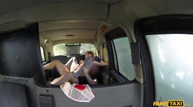 Vrazil jsem svůj velký klacek hluboko do prdele téhle zrzavé coury přímo v mém Fake Taxi